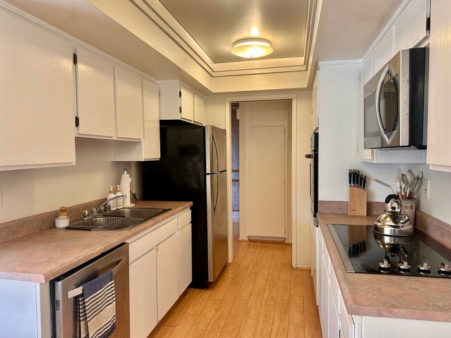 Building Photo - Pet Friendly Culver City 1BD Condo with Bonus Room, Fireplace, Patio and A/C!