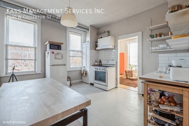 Building Photo - Sunny Pilsen 2 Bed- blocks away from Harri...