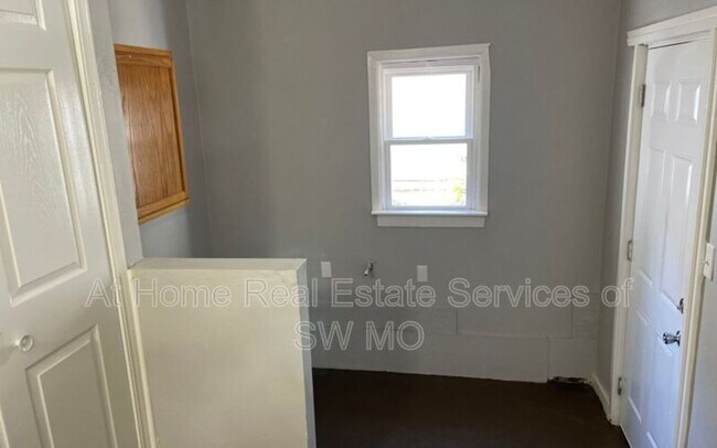 Building Photo - 1443 E Livingston St