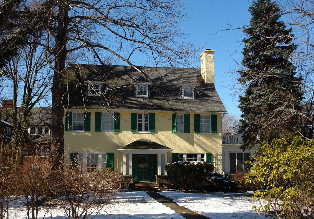 Building Photo - 4822 Roland Ave