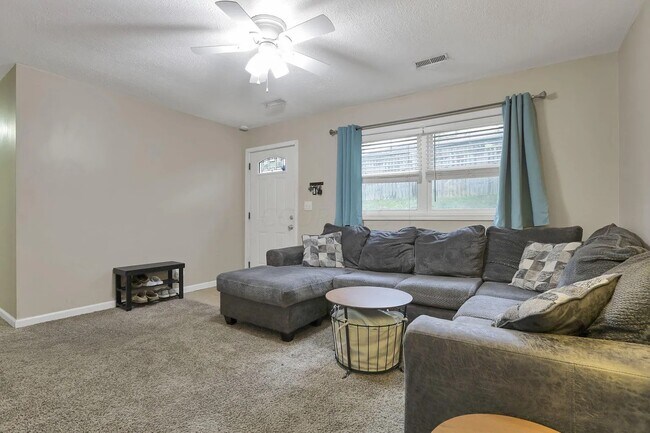 Foto del edificio - 455 Lakeview Dr