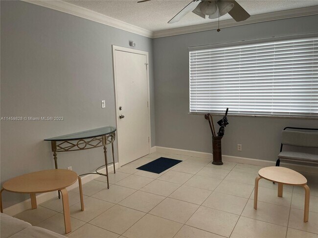 Foto del edificio - 350 S Cypress Rd