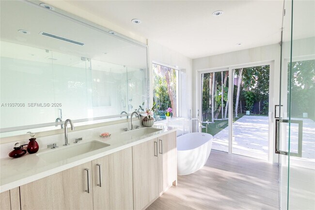 Foto del edificio - 4520 Sabal Palm Rd