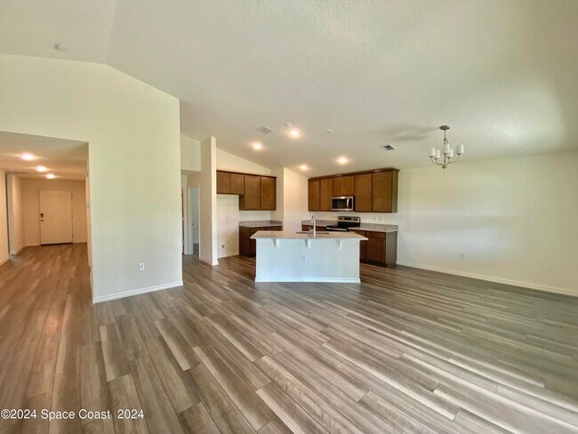 Building Photo - 1018 Dania Cir