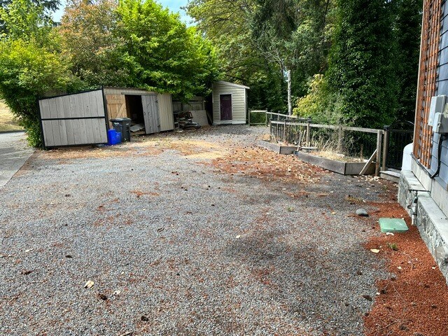 Photo du bâtiment - 4553 Cordova Bay Rd