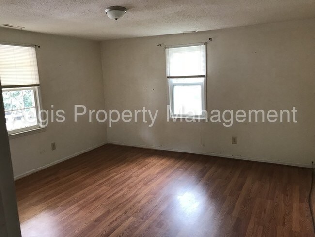 Building Photo - Top Story of a Spacious Downtown Duplex!