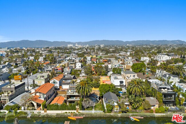 Building Photo - 439 Howland Canal