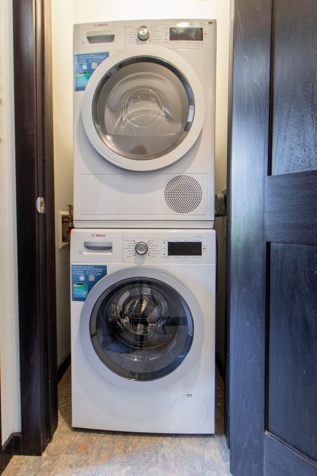 Foto del edificio - AVAILABLE JULY - Renovated Luxury 1 bed/1 ...