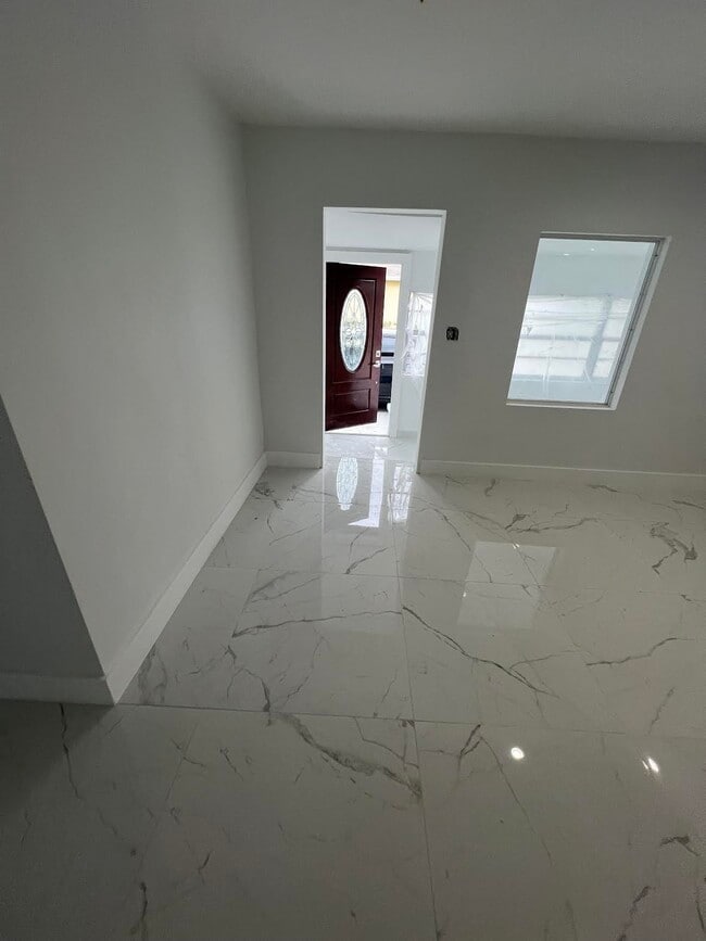 Foto del edificio - 700 NW 3rd Ave