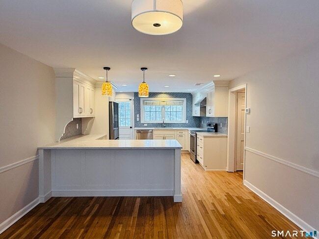 Foto del edificio - 1091 Round Hill Rd