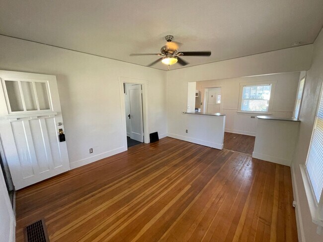 Building Photo - Sweet + vintage little 1br/1ba House in th...