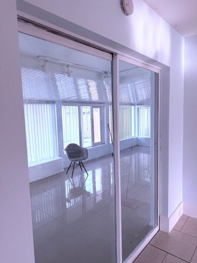 Foto del edificio - 2707 Pine Tree Dr