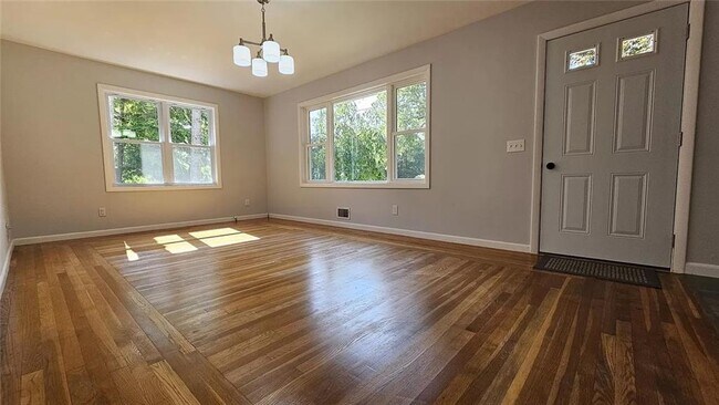Foto del edificio - 291 Crompton Rd