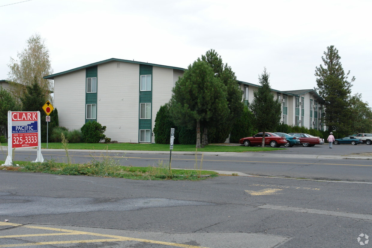 Building Photo - Lyons Crest