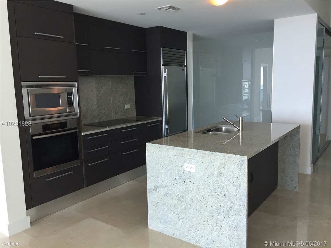 Building Photo - 900 Biscayne Blvd