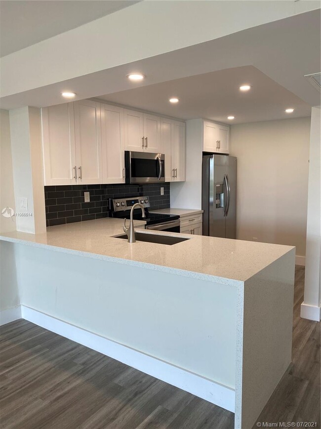 Building Photo - 3 Royal Palm Way