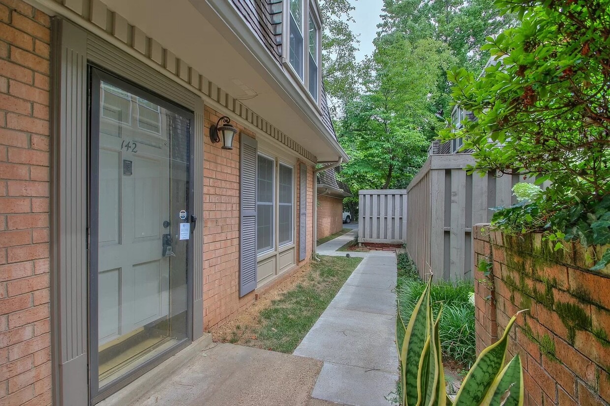 Photo - 3000 Hillsboro Pike (Nashville, TN)