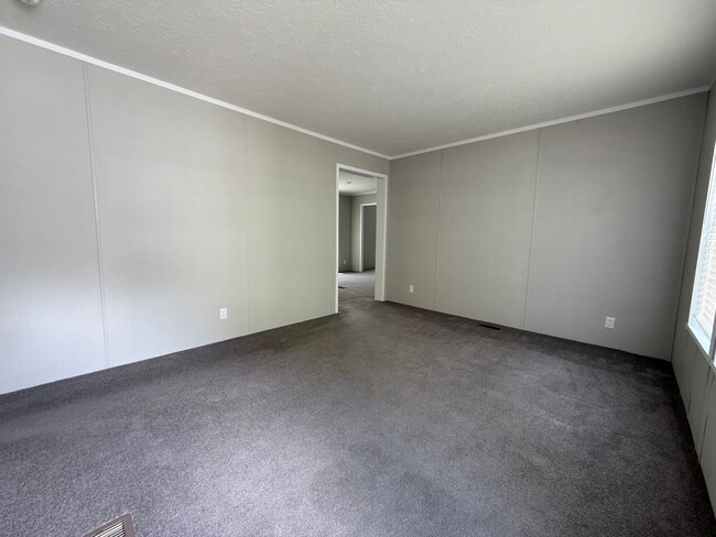 Building Photo - 46000 Geddes Rd