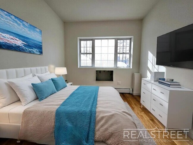 Building Photo - Massive 3,000+ Sq Ft 4BD/2BA Duplex with H...