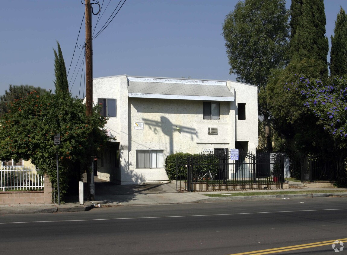 Building Photo - 6631 Hazeltine Ave