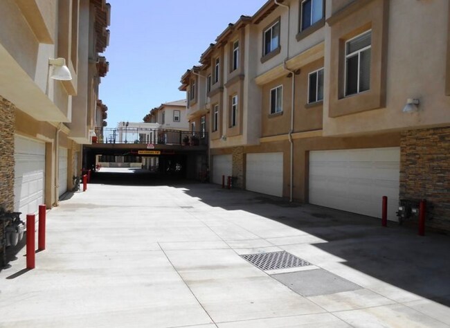 Acceso a garajes - 9254 Elm Vista Dr