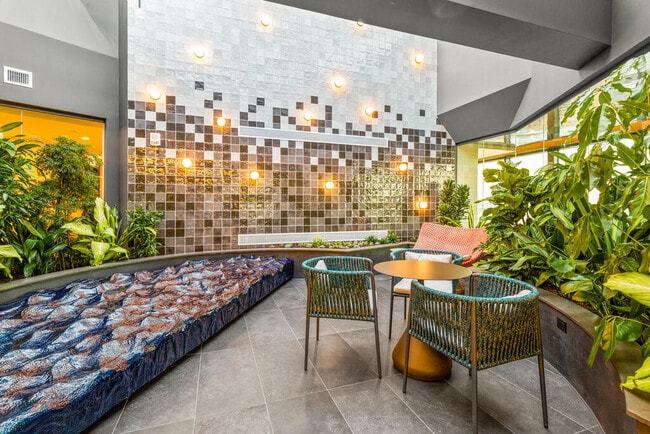 Building Photo - 665 Beacon St