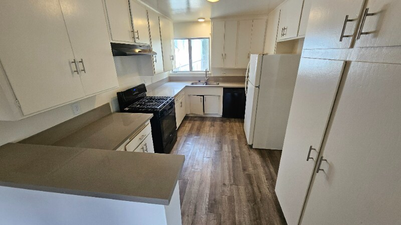 Foto principal - 638 N W Knoll Dr