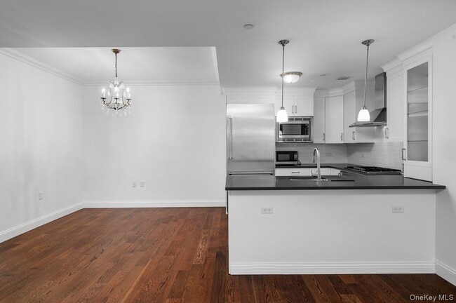 Building Photo - 10 Byron Pl