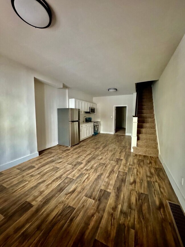 Photo - 832 E Cornwall St House