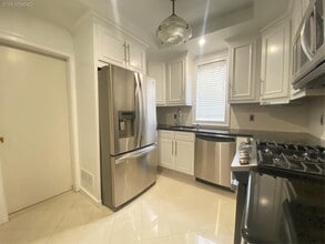 Building Photo - 84-80-84161 161st St