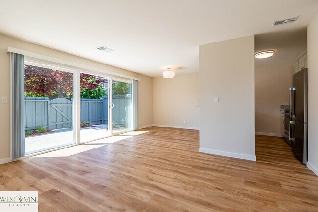 Foto del edificio - Beautiful 2 Bedroom Condo | Attached Garage | Washer/Dryer