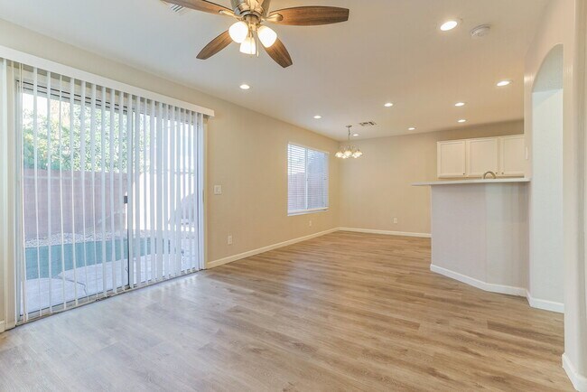 Foto del edificio - 3719 E Inverness Ave