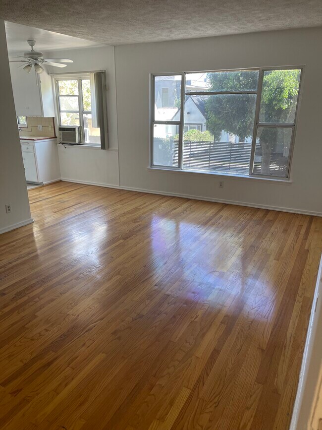 Foto del edificio - 7625 Willoughby Ave
