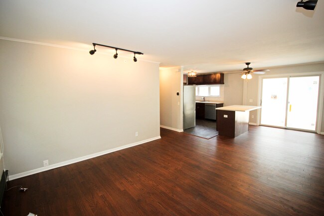 Spacious dining room with patio door - 4310 Mohawk Dr