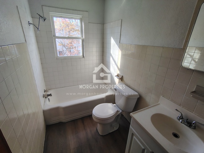 Building Photo - 1108 W 6th St