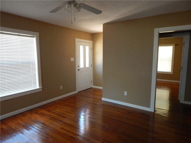 Foto del edificio - 330 E Cedar St