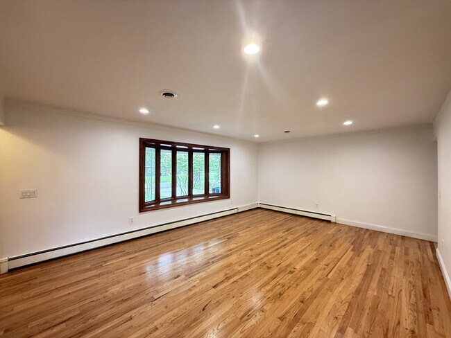 Foto del edificio - 2727 Oakdale Dr