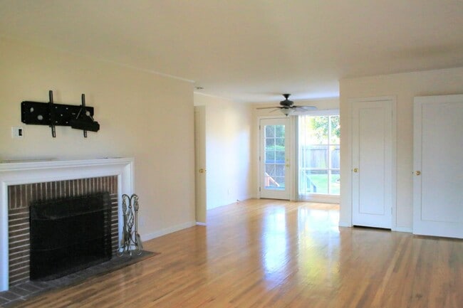 Building Photo - Charming 2 Bed/1 Bath House with Yard and ...
