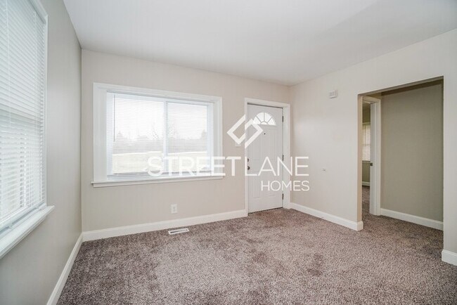 Building Photo - REDUCED!