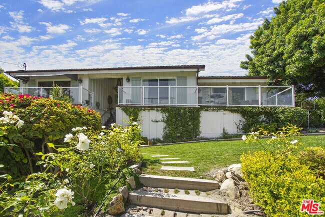 Foto del edificio - 6363 Zumirez Dr