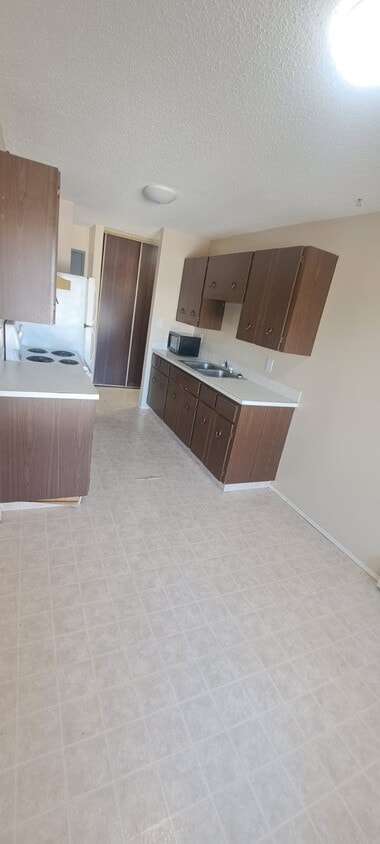 Primary Photo - 4507-444 44 Ave