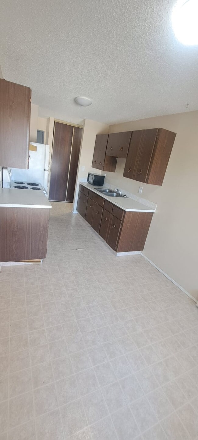 Building Photo - 4507-444 44 Ave