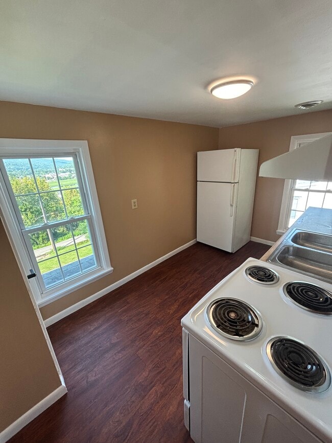 Kitchen - 257 W 1st St