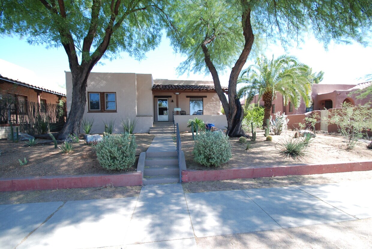Primary Photo - 2015 E 6th St