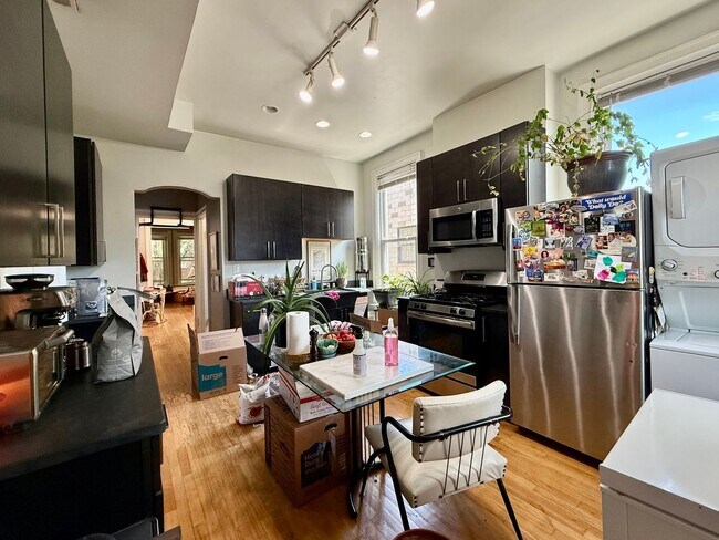 Foto del edificio - Amazing 2 Bedroom + Den. Separate Living/Dining Room. Large Deck. Lots of Natural Light.