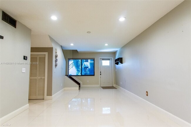 Building Photo - 3 br, 2.5 bath Townhome - 4576 SW 139th Ct