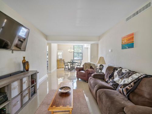 Foto del edificio - 8433 Forest Hills Dr