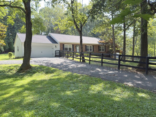 Building Photo - 4 Bedroom 3 Bath SFH on 3.5 Acres For Rent...