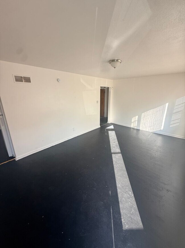 Building Photo - Charming 3 Bedroom 1 Bath Rent Ready!!!