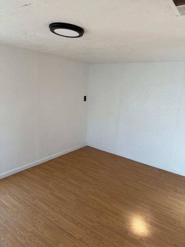 Building Photo - 560 Meadowlake Rd